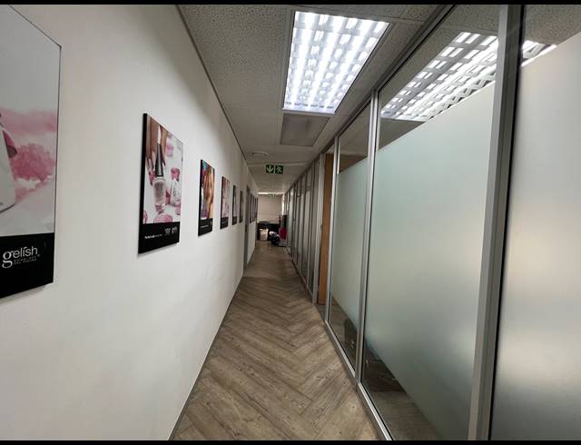 95M² OFFICE TO LET IN HYDE PARK